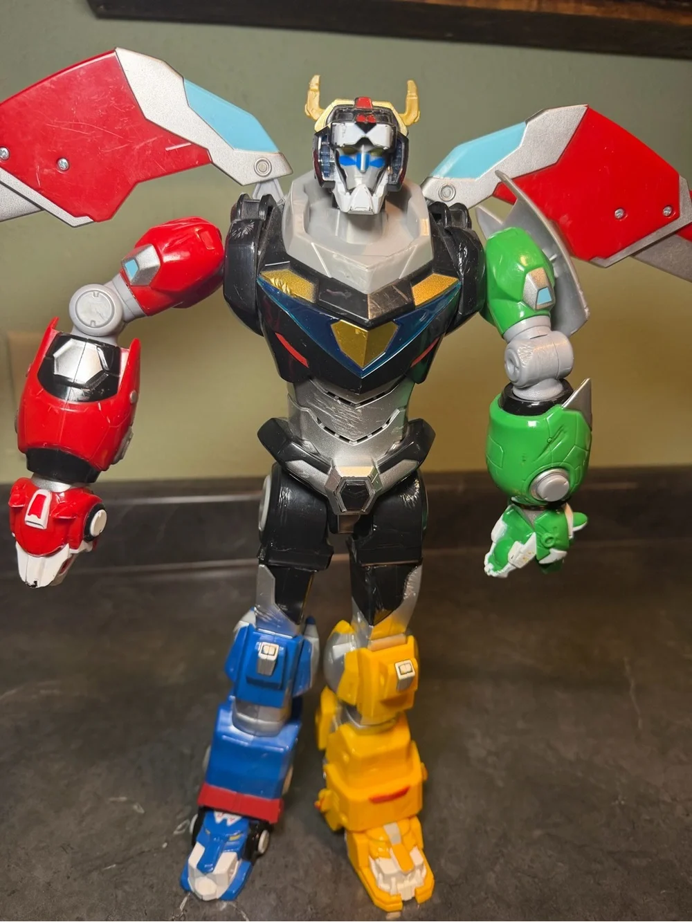 Voltron: Legendary Defender Ultimate 14” Electronic Figure Light Up Works 2017